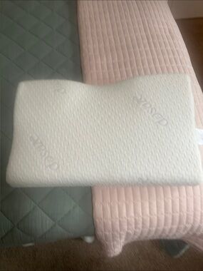 Contoured orthopedic Pillow - White